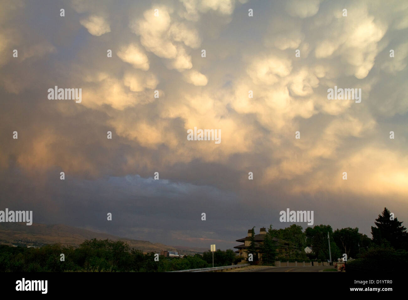 Les nuages Mammatus retombant avec l'humidité plus de Boise, Idaho, USA. Banque D'Images