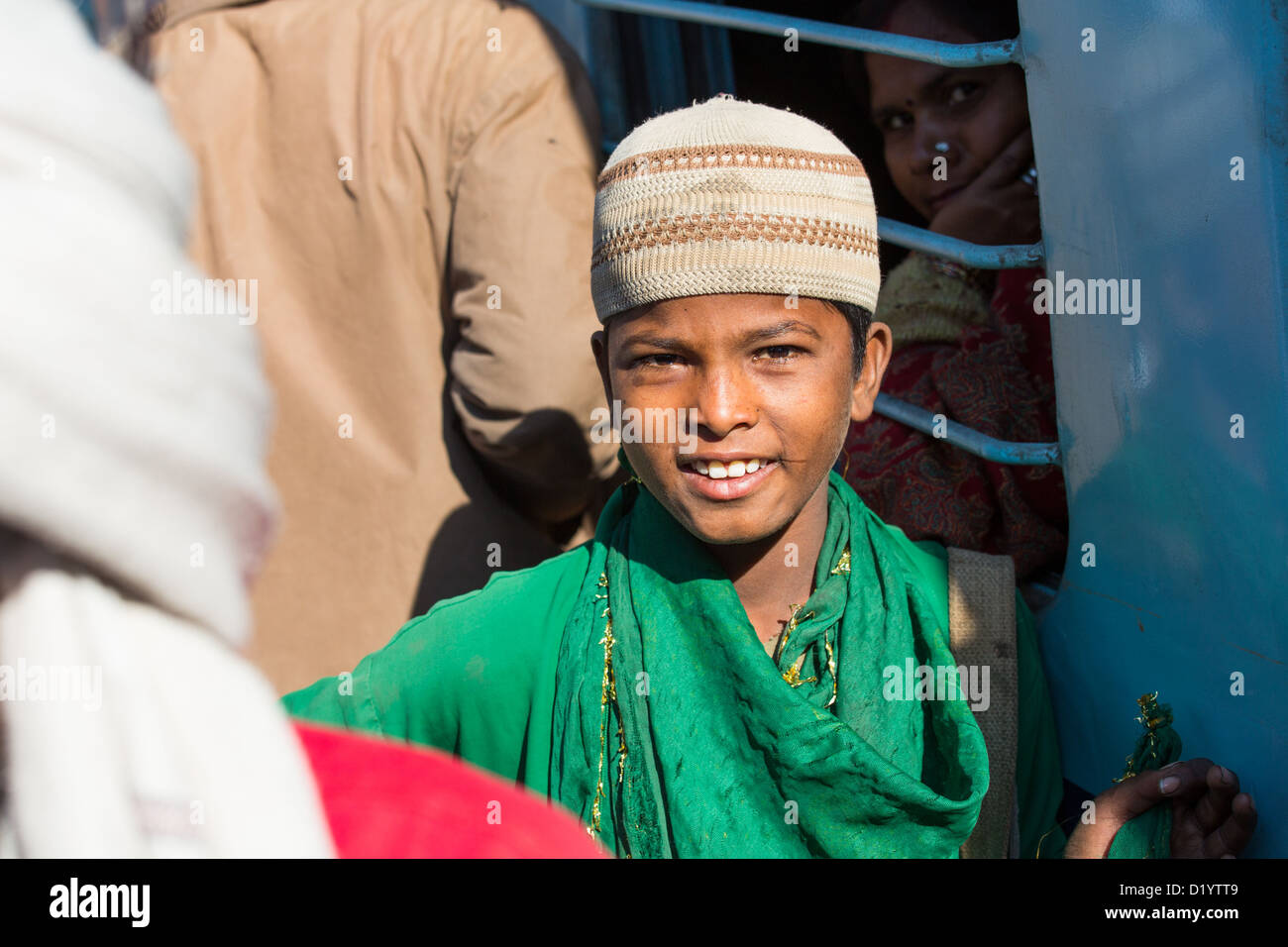 Garçon soufi à la gare de New Delhi, Delhi, Inde Banque D'Images