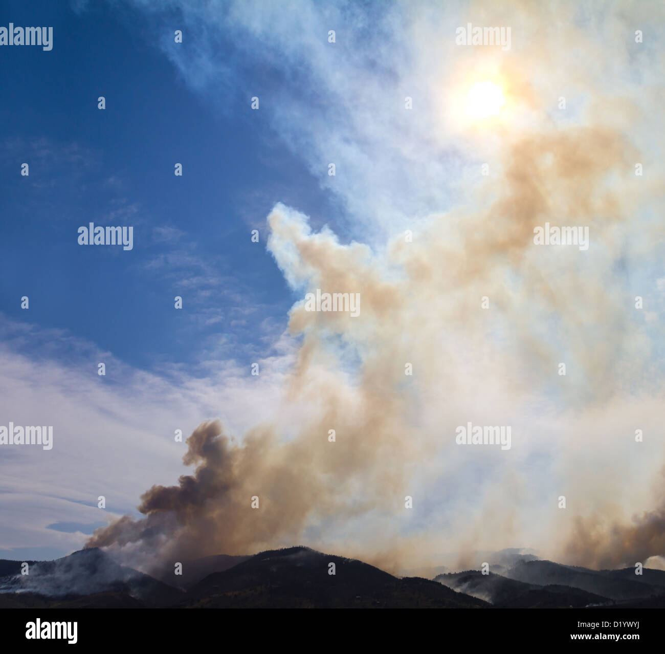 Une traînée de fumée monte à la combustion de montagnes dans le Colorado Banque D'Images