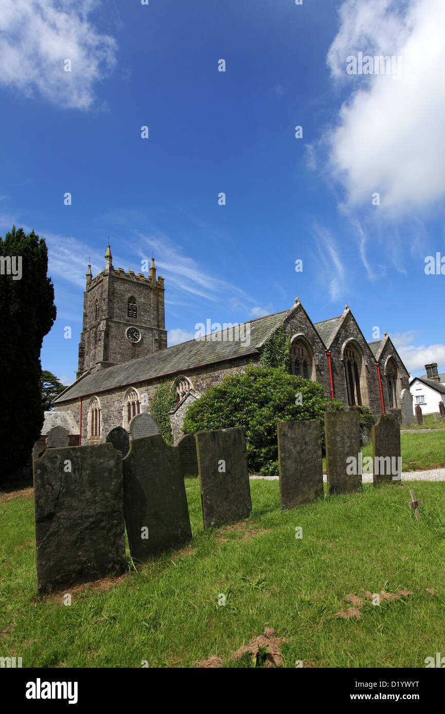 L'été, l'église paroissiale de St Constantin, Milton Abbot village, comté de Devon, England, UK Banque D'Images