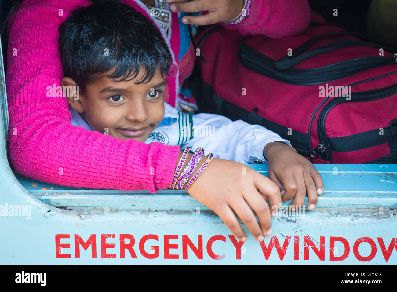 Jeune Indien dans un train à la gare de New Delhi, New Delhi, Inde Banque D'Images