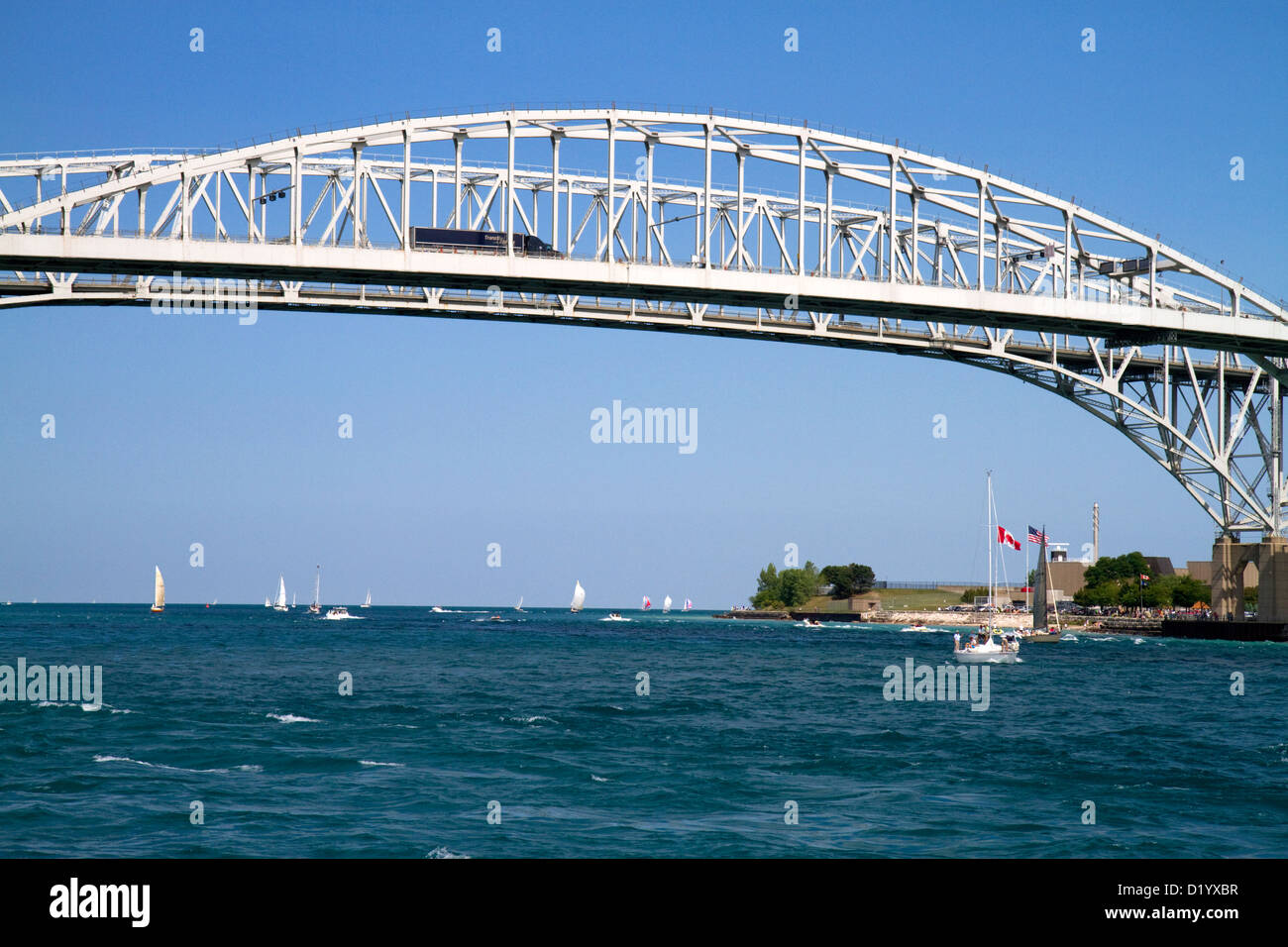 Le Blue Water Bridge enjambant la rivière Sainte-Claire relie Port Huron, Michigan avec Sarnia, Ontario, Canada. Banque D'Images