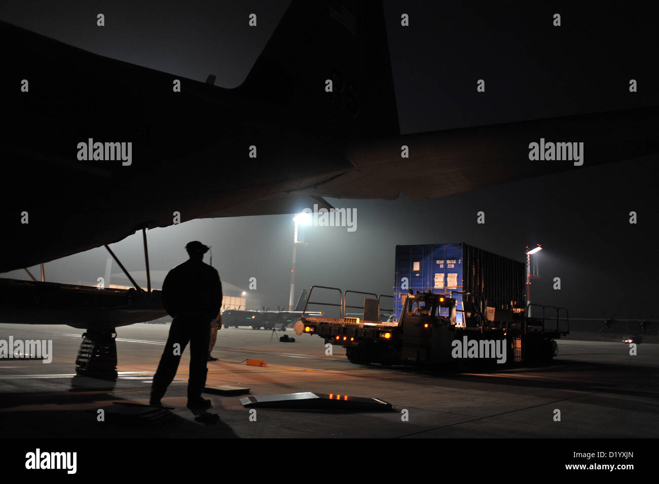 Les membres du 86e Escadron de maintenance des aéronefs et le 37e Escadron de transport aérien aider à charger sur un cargo C-130J Super Hercules sur la piste à base aérienne de Ramstein, en Allemagne, le 9 janvier 2013. La 86e Escadre de transport aérien offre un soutien à la coalition dirigée par l'OTAN qui contribueront à augmenter les capacités de défense aérienne de la Turquie et de contribuer à la désescalade de la crise le long de la frontière. (U.S. Air Force photo/Navigant de première classe Holly Cook) Banque D'Images