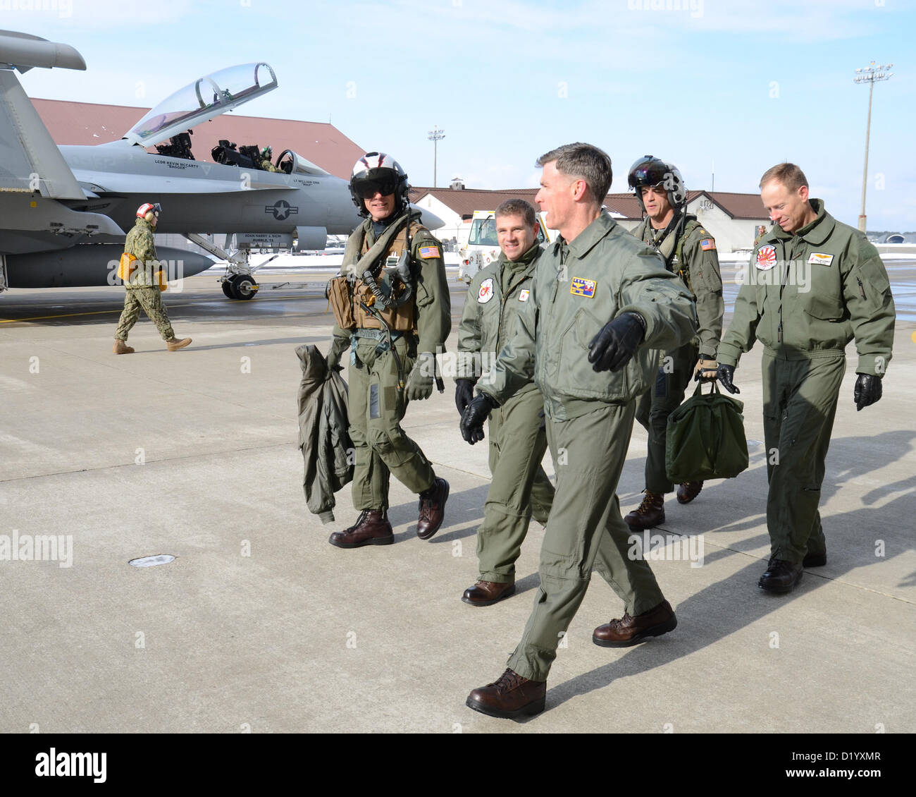 Naval Air Facility Misawa commandant le capitaine Chris Rodeman (à droite) mène l'arrière Adm. John Haley, commandant du Groupe aéronaval 5 (à gauche), d'une visite guidée de la ligne de vol Misawa NAF. Haley a effectué un appel toutes les mains avec l'Escadron d'attaque électronique 132 marins et de leadership, qui sont de finition d'un déploiement de six mois à Misawa NAF à l'appui de la 7ème flotte américaine. (U.S. Photo par marine Spécialiste de la communication de masse 1re classe Kenneth G. Takada/libérés) Banque D'Images