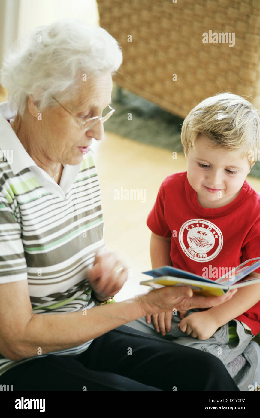 Grand-mère et petit-fils de lire un livre ensemble Banque D'Images