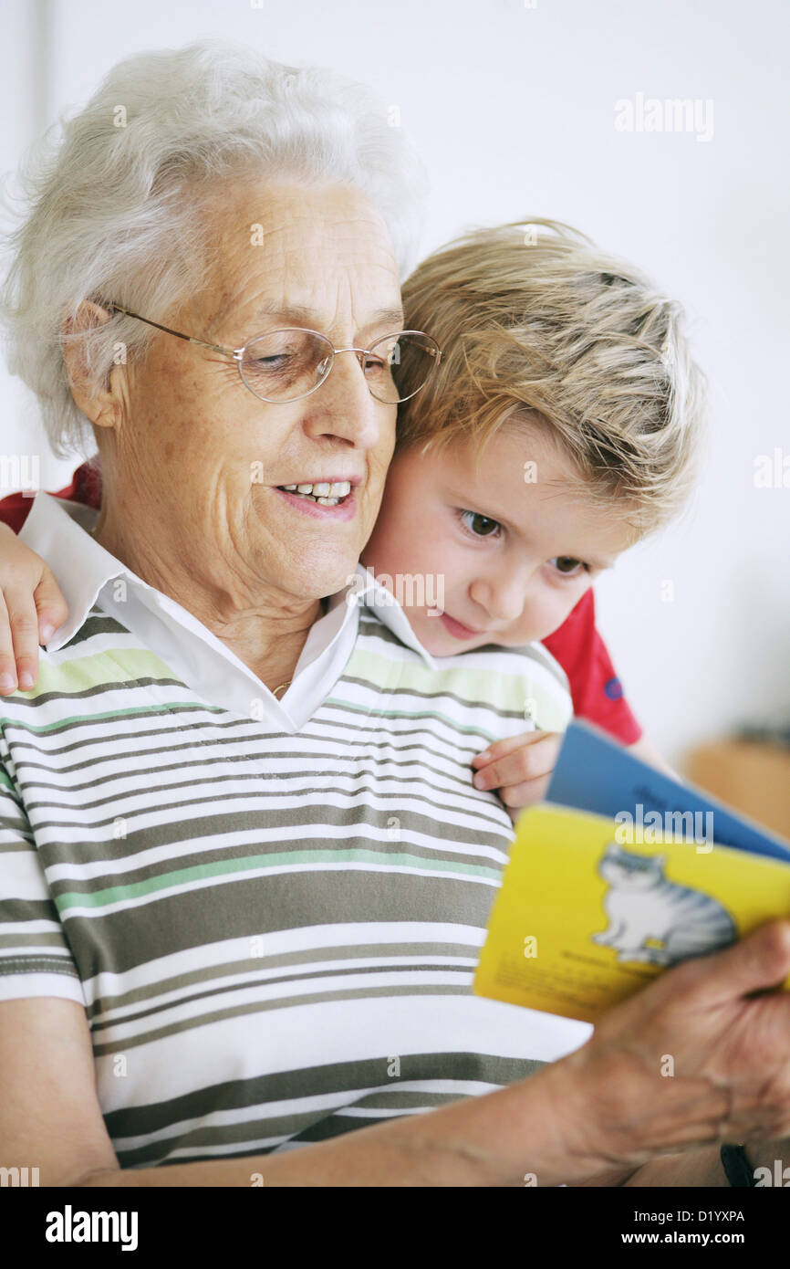 Grand-mère et petit-fils de lire un livre Banque D'Images