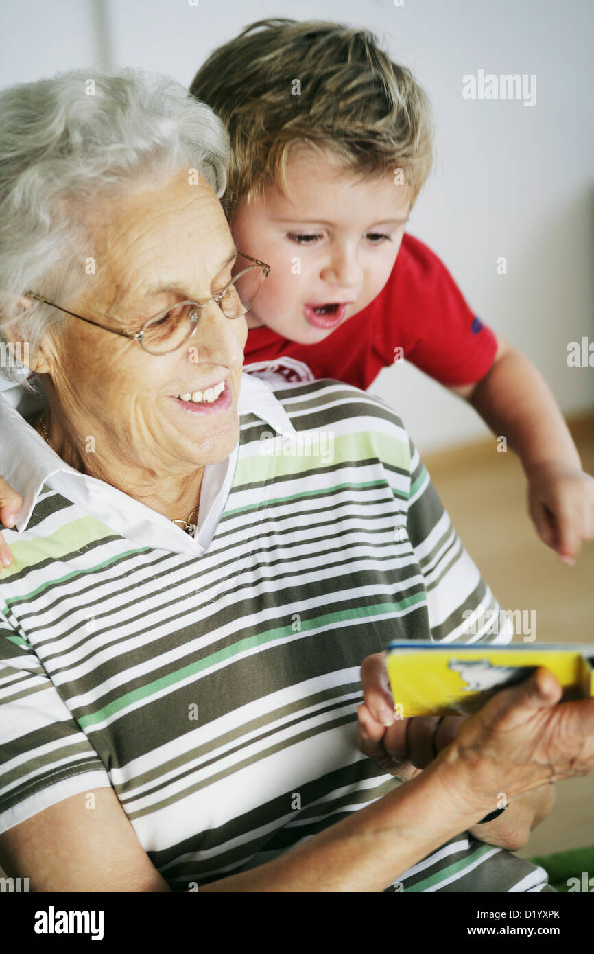 Grand-mère et petit-fils de lire un livre Banque D'Images