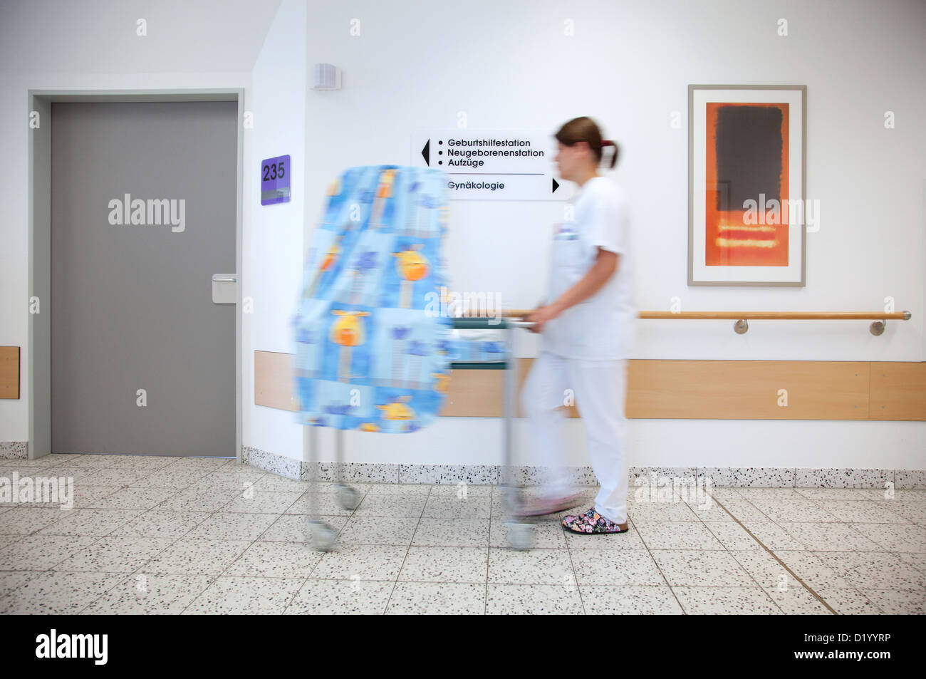 Essen, Allemagne, puéricultrice pousse un bébé nouveau-né dans le couloir Banque D'Images
