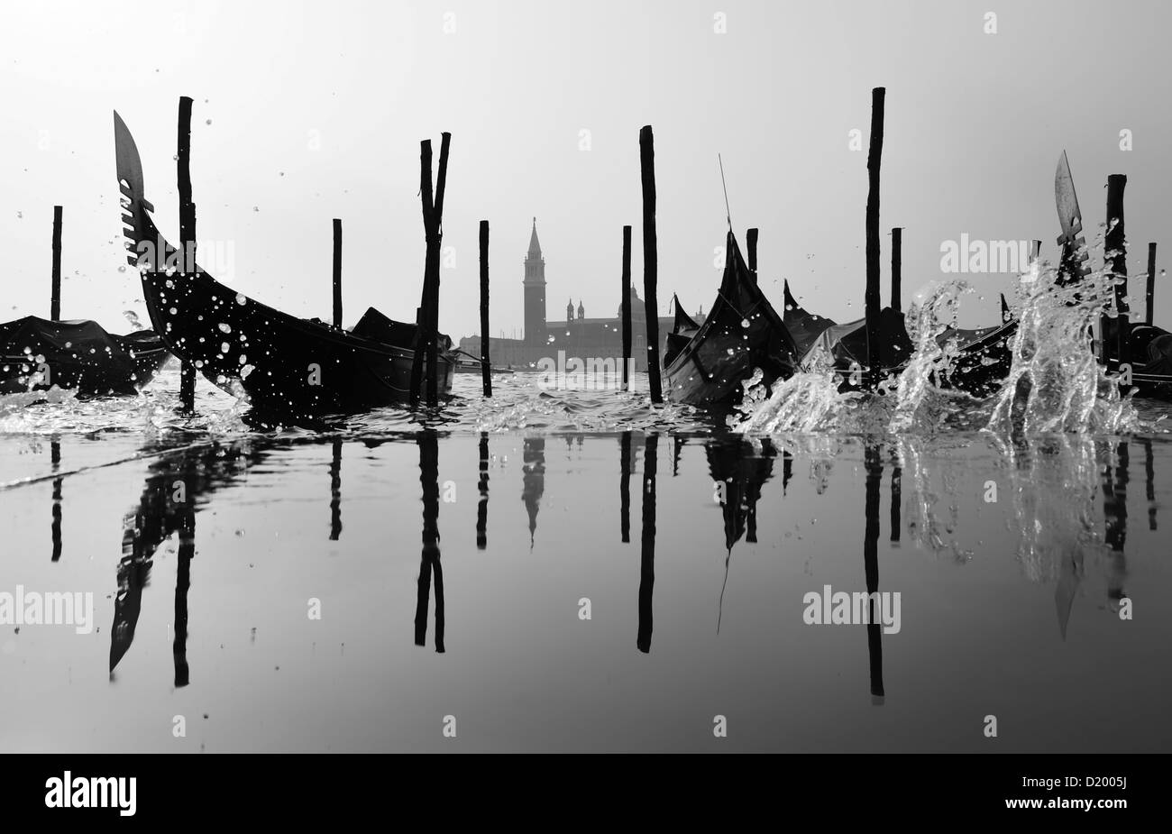 Gondoles, l'eau pulvérisée, San Giorgio Maggiore, à Venise, Italie Banque D'Images