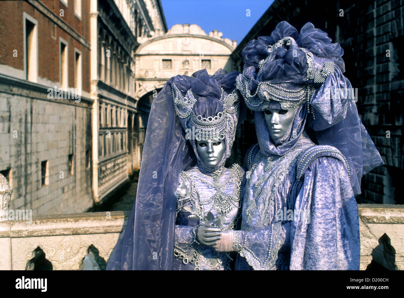Couple dans carneval costume en avant du pont des Soupirs, Pont des Soupirs, carnaval, Venise, Italie Banque D'Images