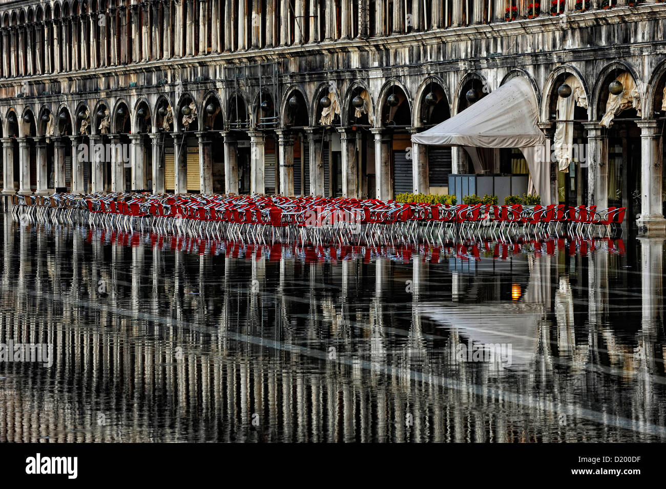 La réflexion, la Piazza San Marco, l'eau d'inondation, de l'aqua alta, Venise, Italie Banque D'Images