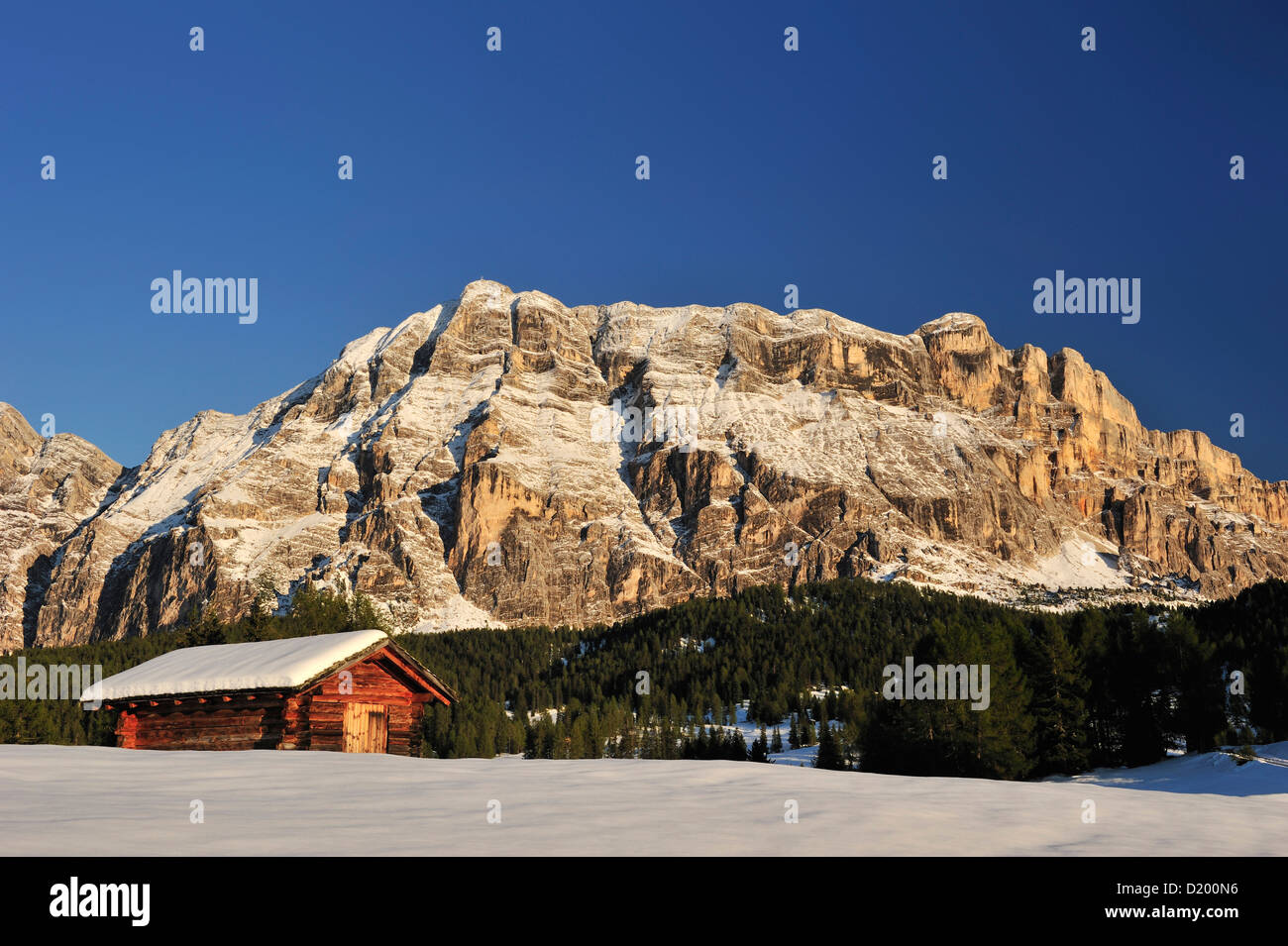 Grange couverte de neige sous Heiligkreuzkofel, Val Badia, Dolomites, UNESCO World Heritage Site, Tyrol du Sud, Italie Banque D'Images