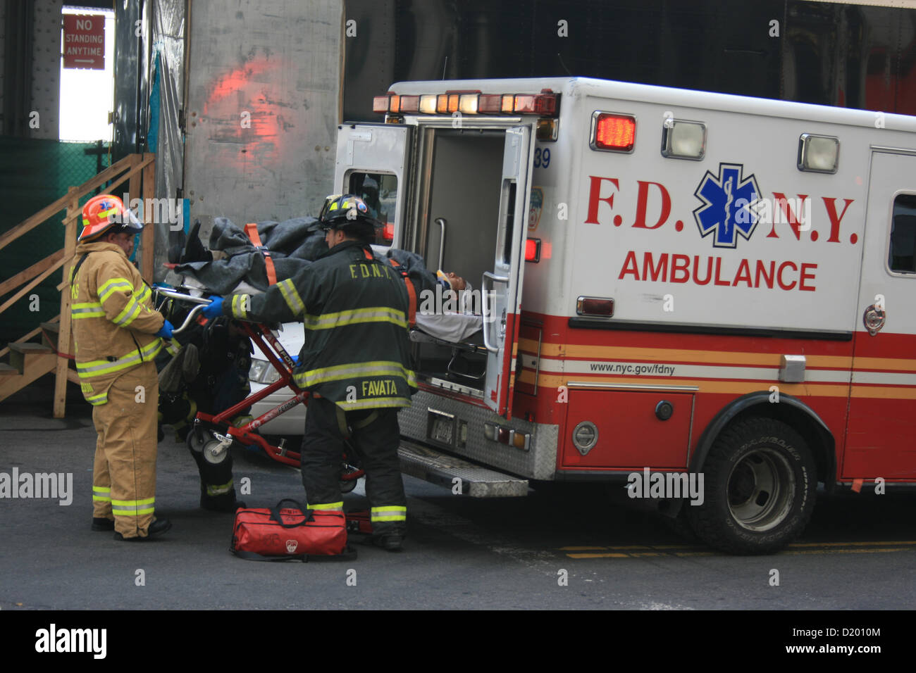 New York, USA. 9 janvier 2013. Homme blessé est placé dans une ambulance à la suite d'un accident de ferry au Quai 11 dans le bas Manhattan sur Janvier 9th, 2013. Crédit : © Christopher Penler / Alamy Live News Banque D'Images