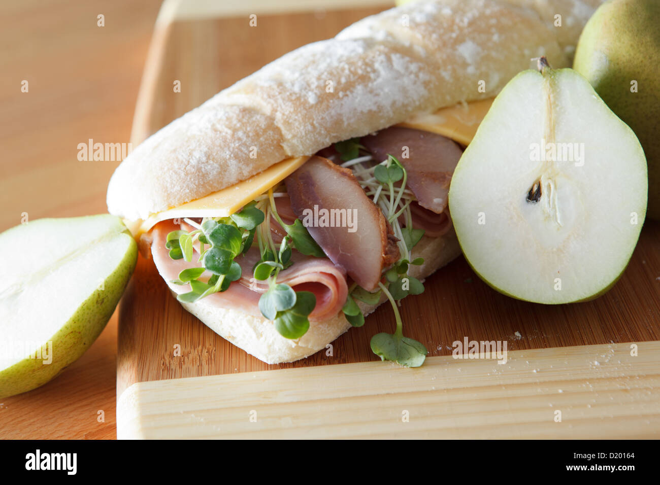 Jambon, fromage et poire pochée sandwich sur pain artisanal frais Banque D'Images