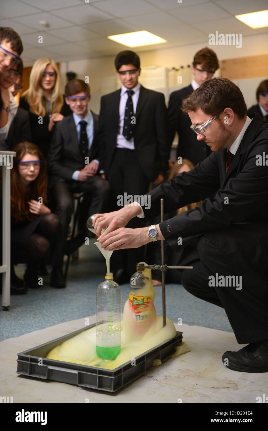 Un enseignant témoigne d'une expérience de chimie au cours d'une leçon de science à Pates Grammar School à Cheltenham, Gloucestershire UK Banque D'Images