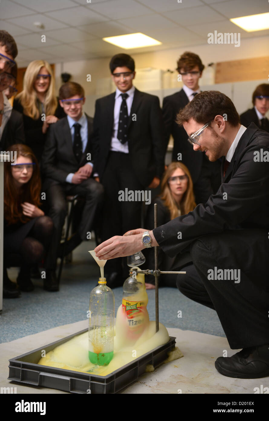 Un enseignant témoigne d'une expérience de chimie au cours d'une leçon de science à Pates Grammar School à Cheltenham, Gloucestershire UK Banque D'Images