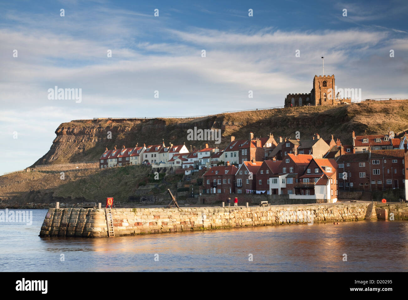 L'église paroissiale de St Mary, Whitby, de l'autre côté de la rivière Esk. Banque D'Images