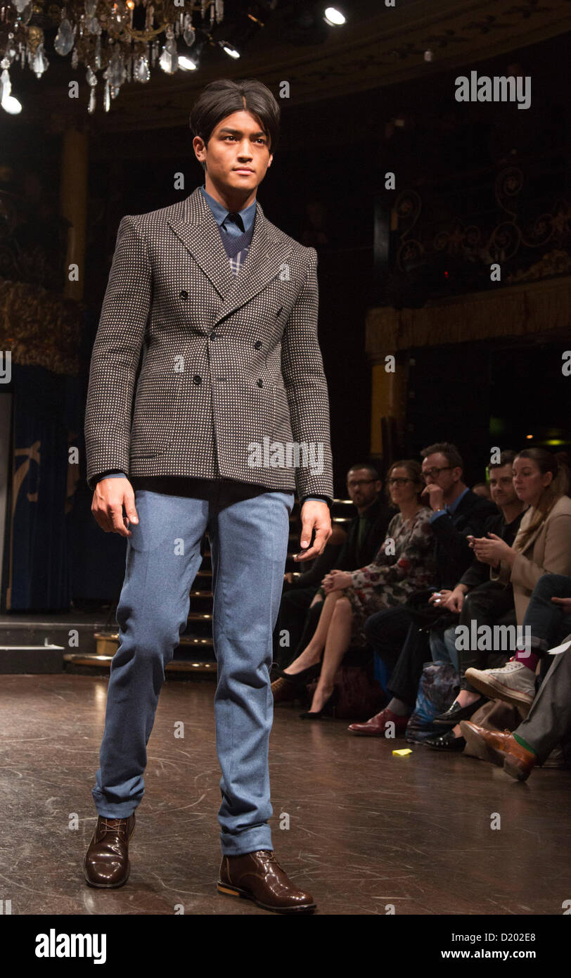 Mercredi, 9 janvier 2013. Londres, Royaume-Uni. "Nutters de Savile Row x Peter Werth défilé' au Café de Paris lors de la London Collection : les hommes. Événement de mode masculine qui faisait partie de la Semaine de la mode de Londres. Collection Automne Hiver 2013 collection. Crédit photo : Alamy/CatwalkFashion Live News Banque D'Images