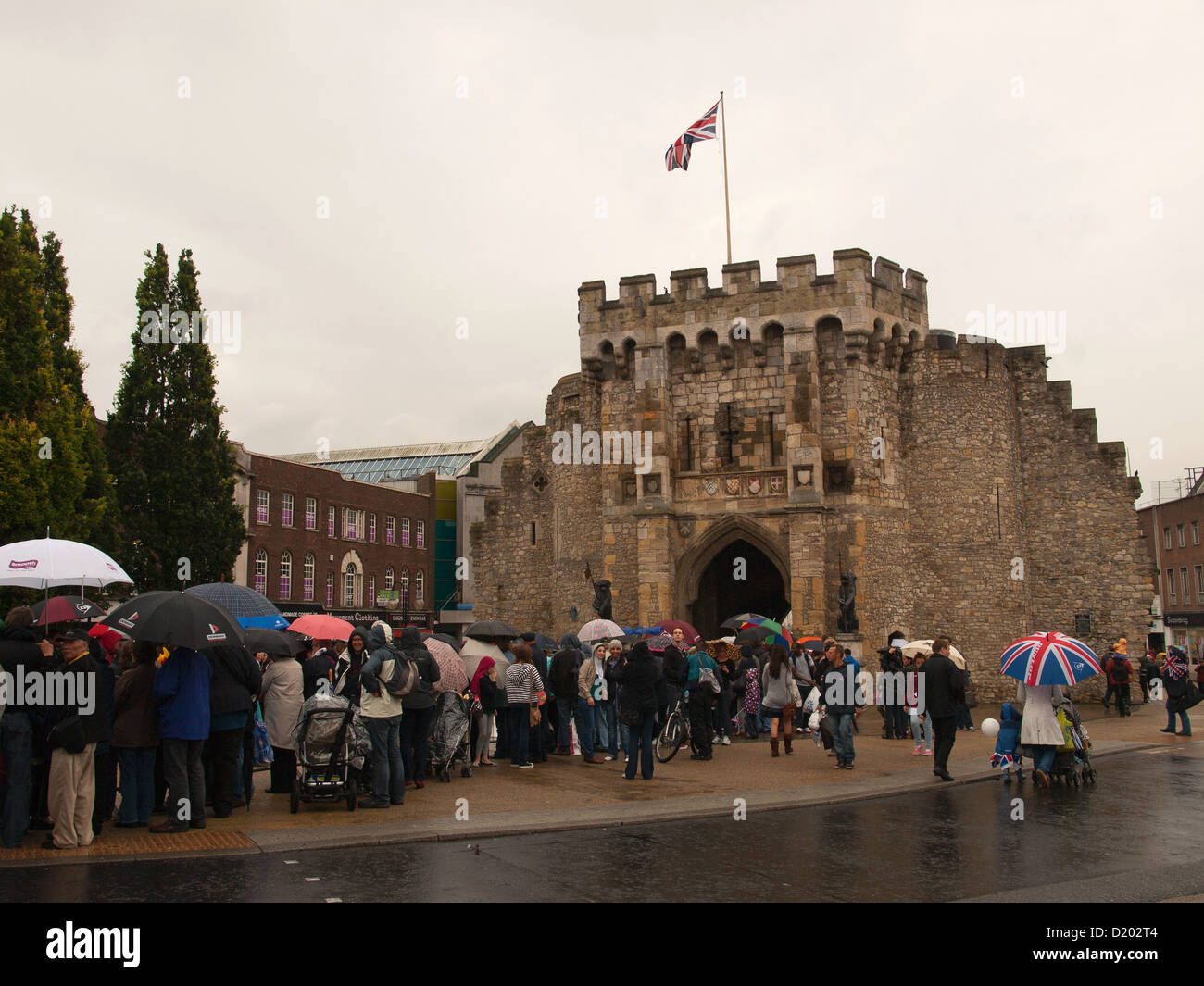 Relais de la flamme olympique en passant par Southampton Hampshire England UK - la foule en attente de la flamme olympique à l'Bargate Banque D'Images