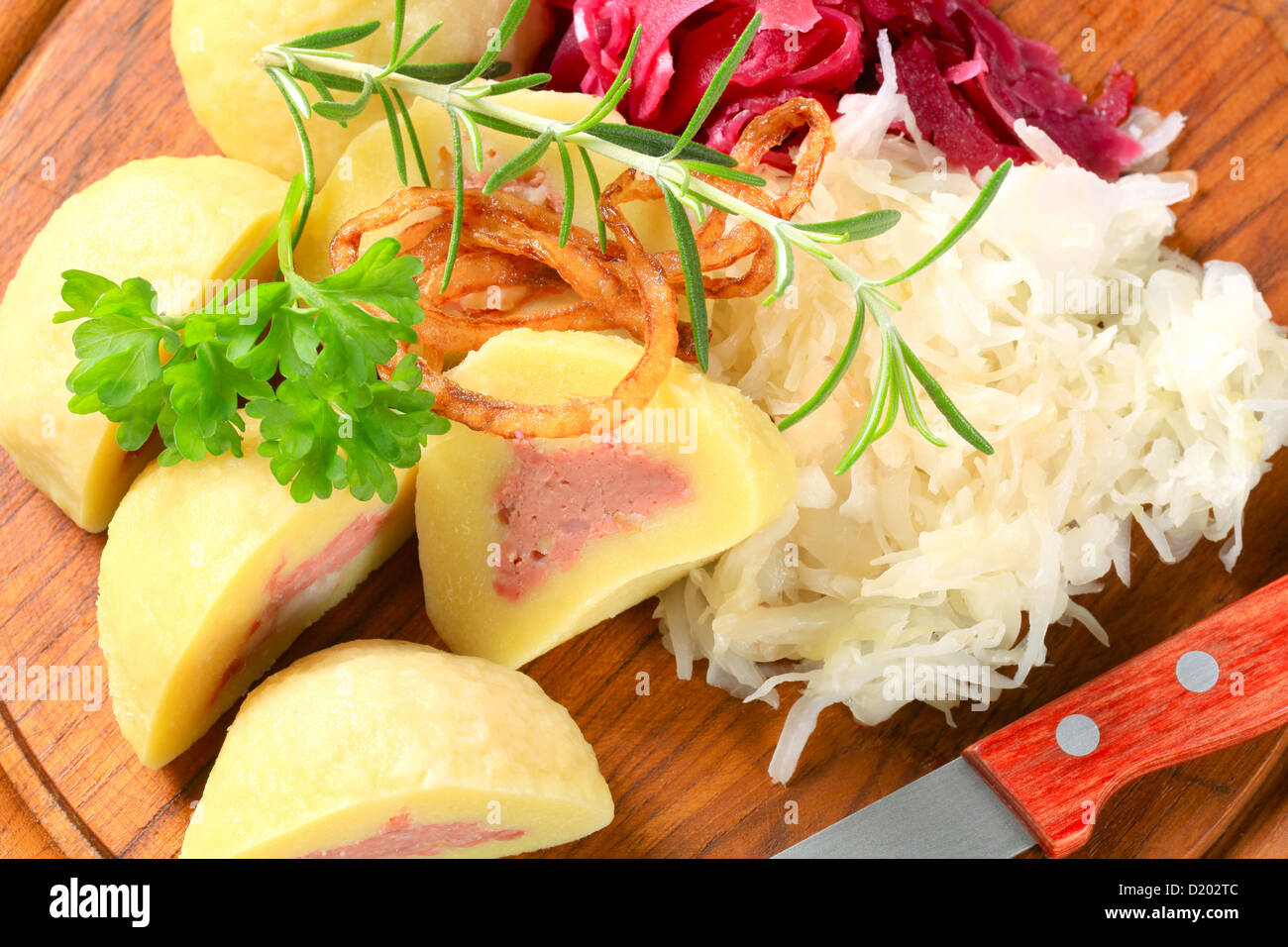Boulettes de pommes de terre farcies de viande avec chou râpé on cutting board Banque D'Images