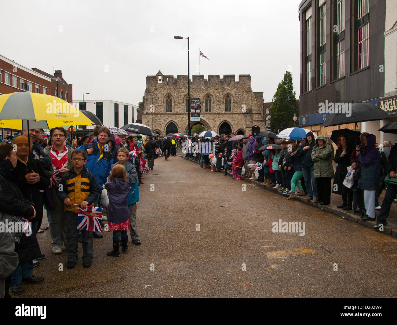 Relais de la flamme olympique en passant par Southampton Hampshire England UK - la foule en attente de la flamme olympique à l'Bargate Banque D'Images