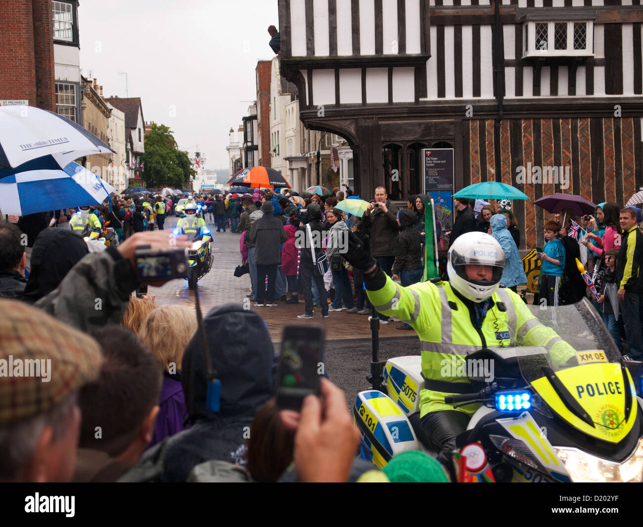 Relais de la flamme olympique en passant par Southampton Hampshire England UK - la foule attendant le flambeau olympique le long de Bugle Street Banque D'Images