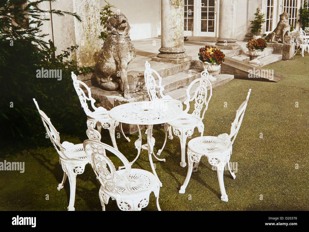 Table et chaises de jardin en face d'un manoir, Devon, dans le sud de l'Angleterre, Grande-Bretagne, Europe Banque D'Images