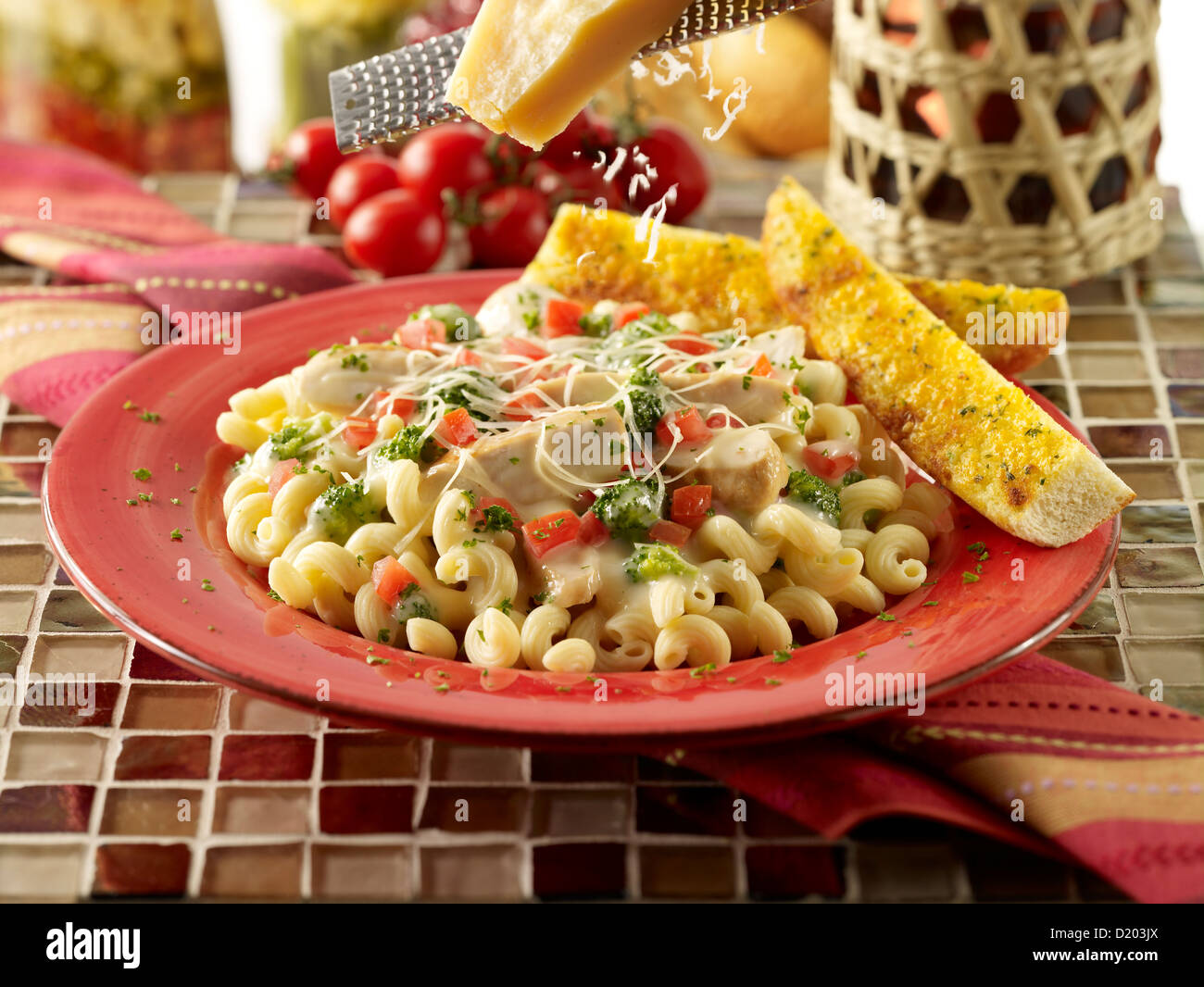 Pâtes Poulet Alfredo avec fromage parmesan, râpé Banque D'Images