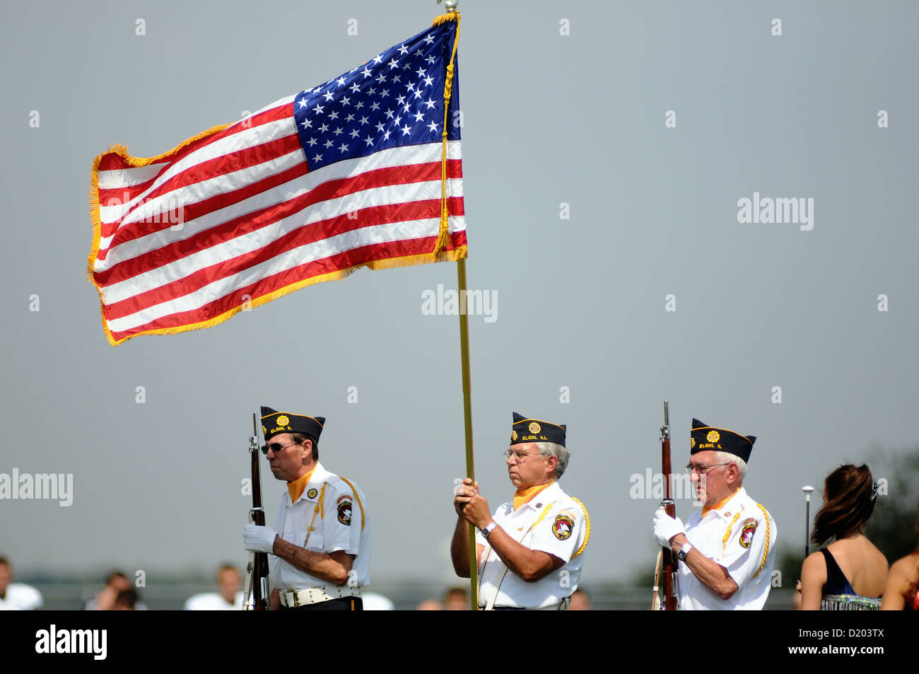 Garde d'honneur d'afficher des couleurs pendant la lecture de "l'Hymne Nationale" avant le début d'un match de football de l'école secondaire. USA. Banque D'Images