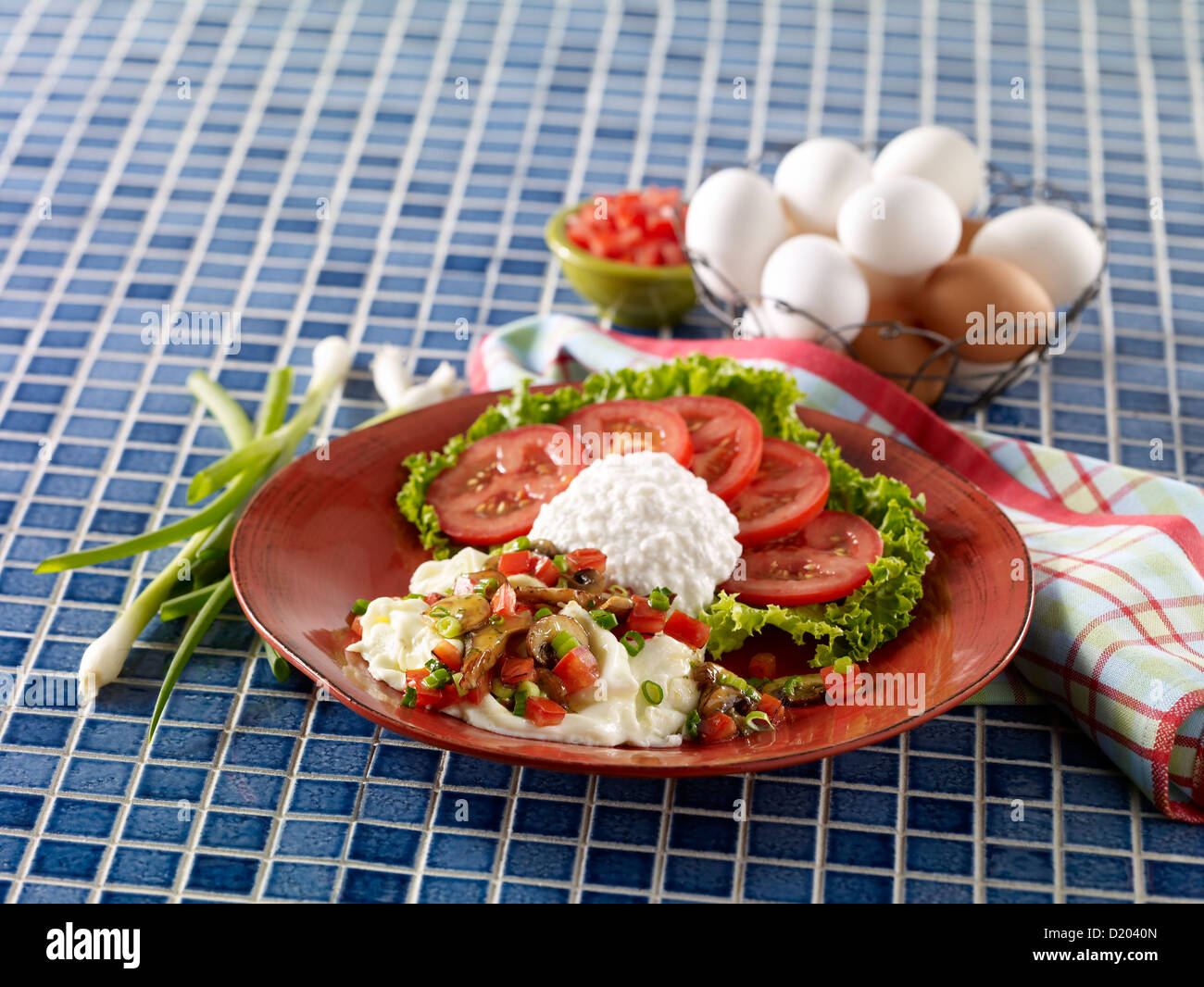 Le blanc d'oeuf brouiller avec du fromage cottage et tomates Banque D'Images