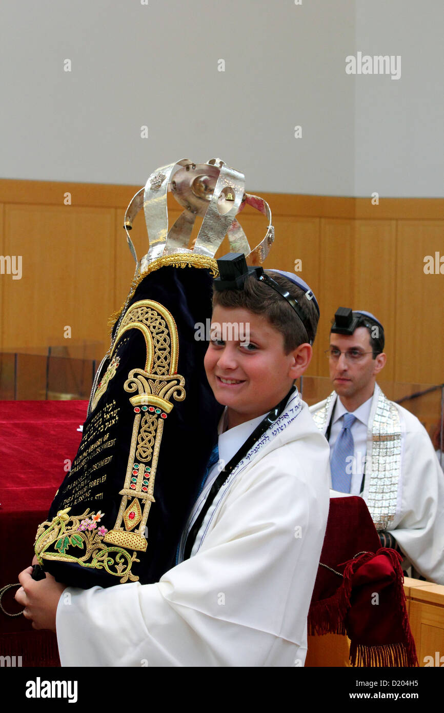Un jeune homme est la Torah durant sa Barmitzvah cérémonie. Banque D'Images
