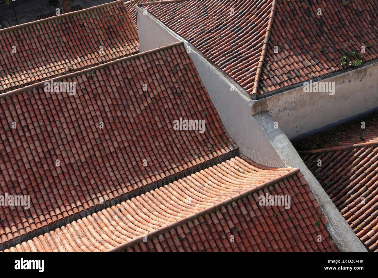 Vue de dessus de toit montrant la texture et couleur de vieux meubles anciens des tuiles en terre cuite, La Laguna, Tenerife. Banque D'Images