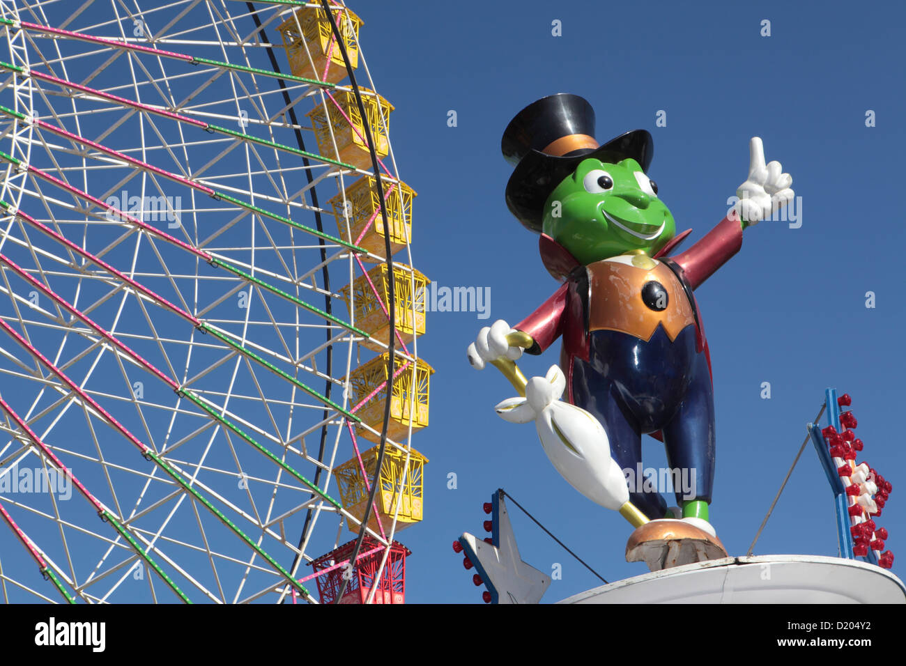 Jiminy Cricket, statue figure en face de Grande Roue Ferris à fête foraine Foire, Puerto de la Cruz, Tenerife, Îles Canaries Banque D'Images