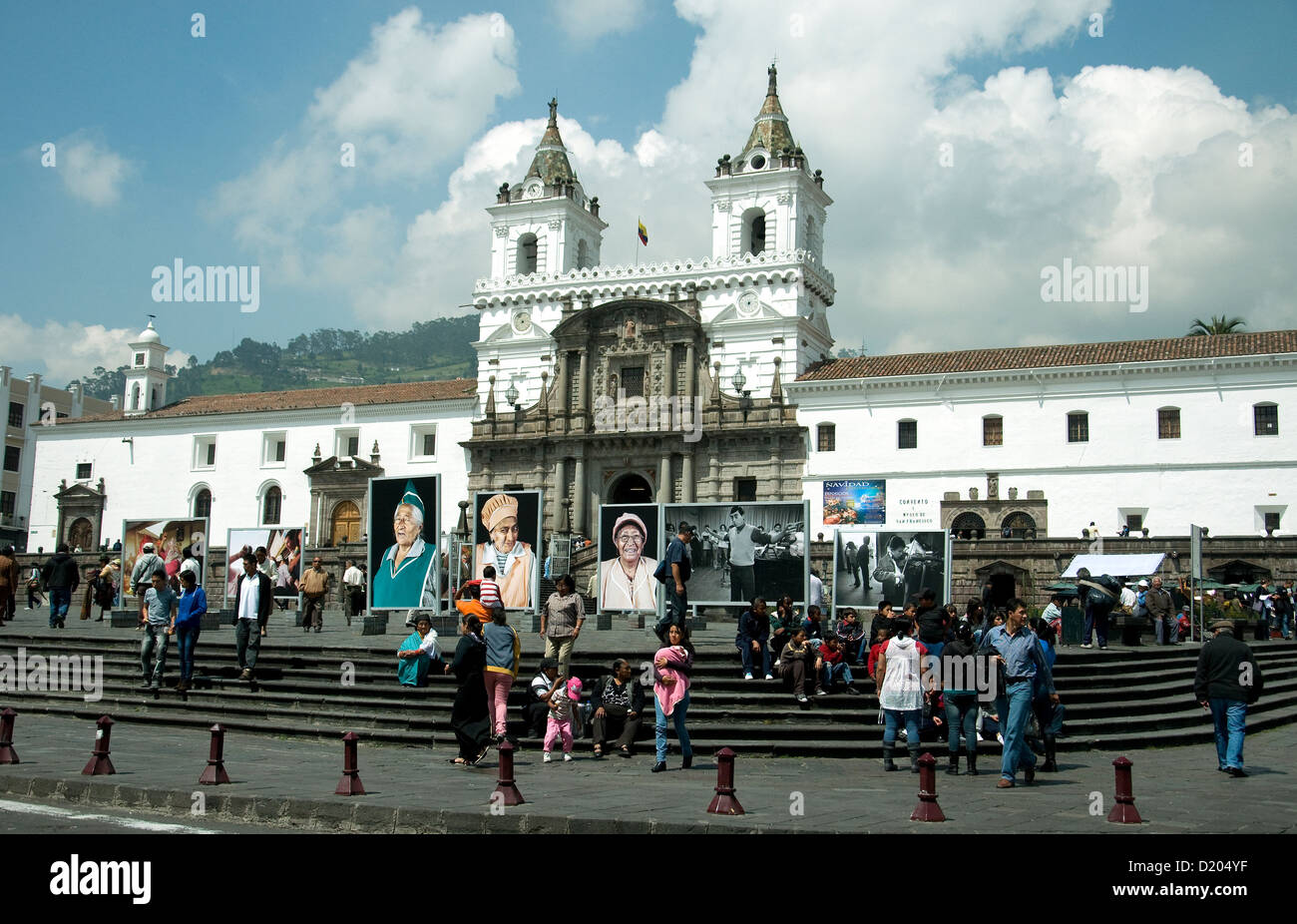 L'église, Couvent et musée de San Francisco de Quito, en Équateur. Une exposition culturelle est dans la plaza. Banque D'Images