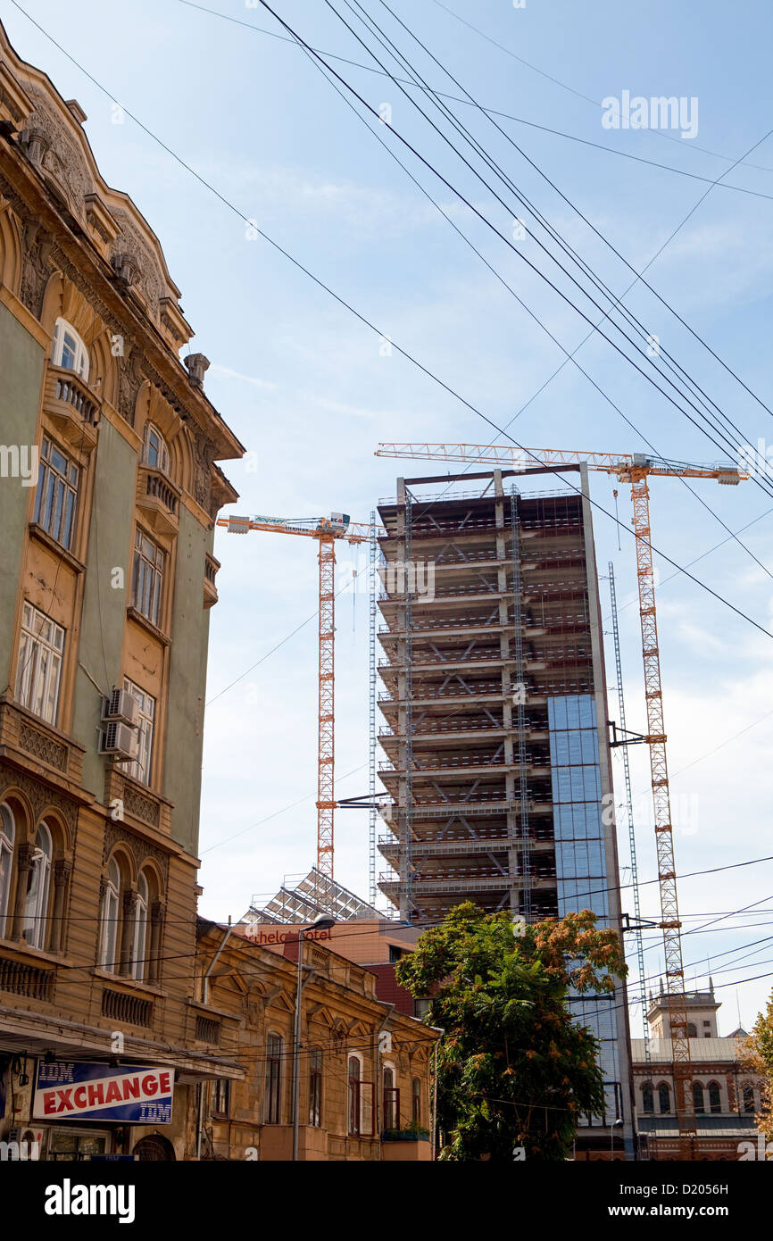Bucarest, Roumanie, un gratte-ciel en construction dans la vieille ville Banque D'Images
