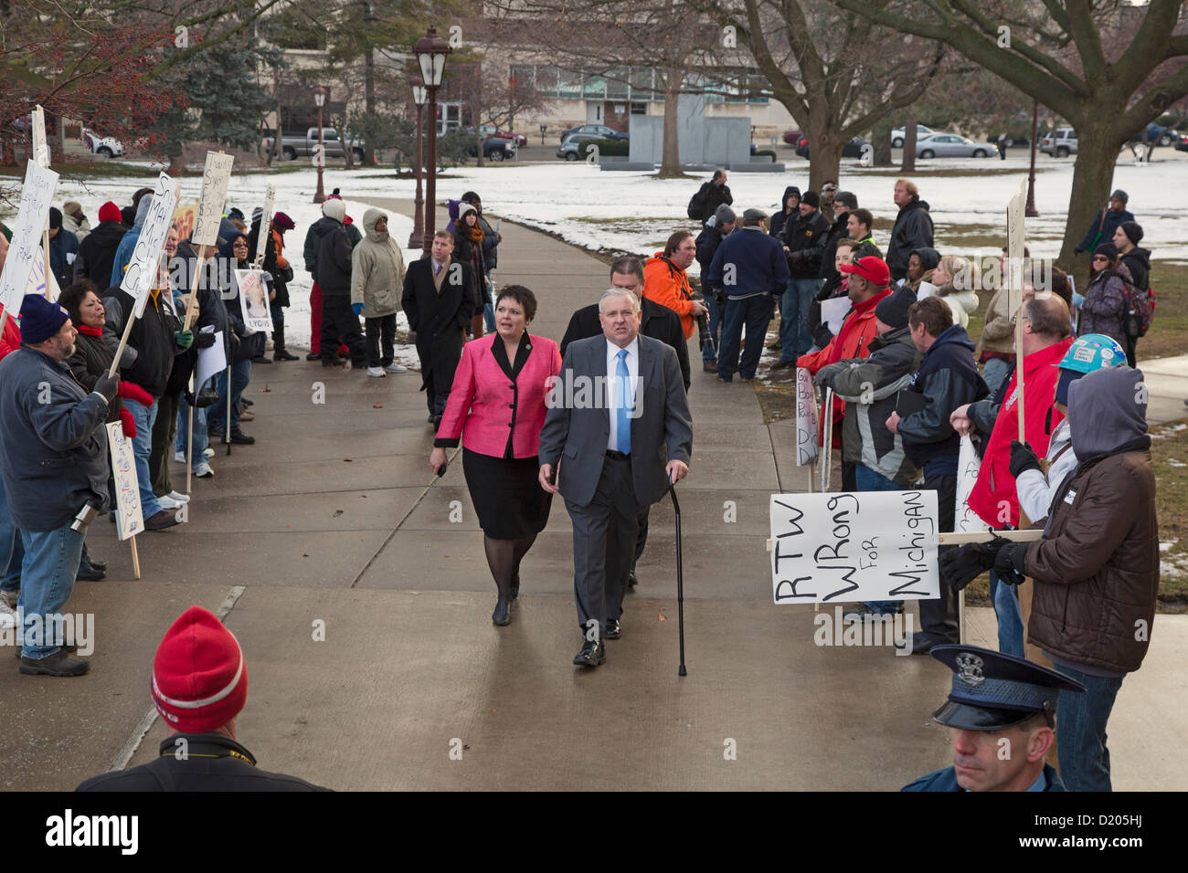 Lansing, Michigan - Le jour de l'ouverture de la session législative de 2013 dans le Michigan, les membres de l'Union européenne l'entrée de ligne de la capitale de l'Etat dans ce qu'ils appelaient une marche de la honte, railleries arrivant des législateurs qui se sont précipités à travers un "droit au travail" droit dans les derniers jours de la session législative de 2012. Banque D'Images