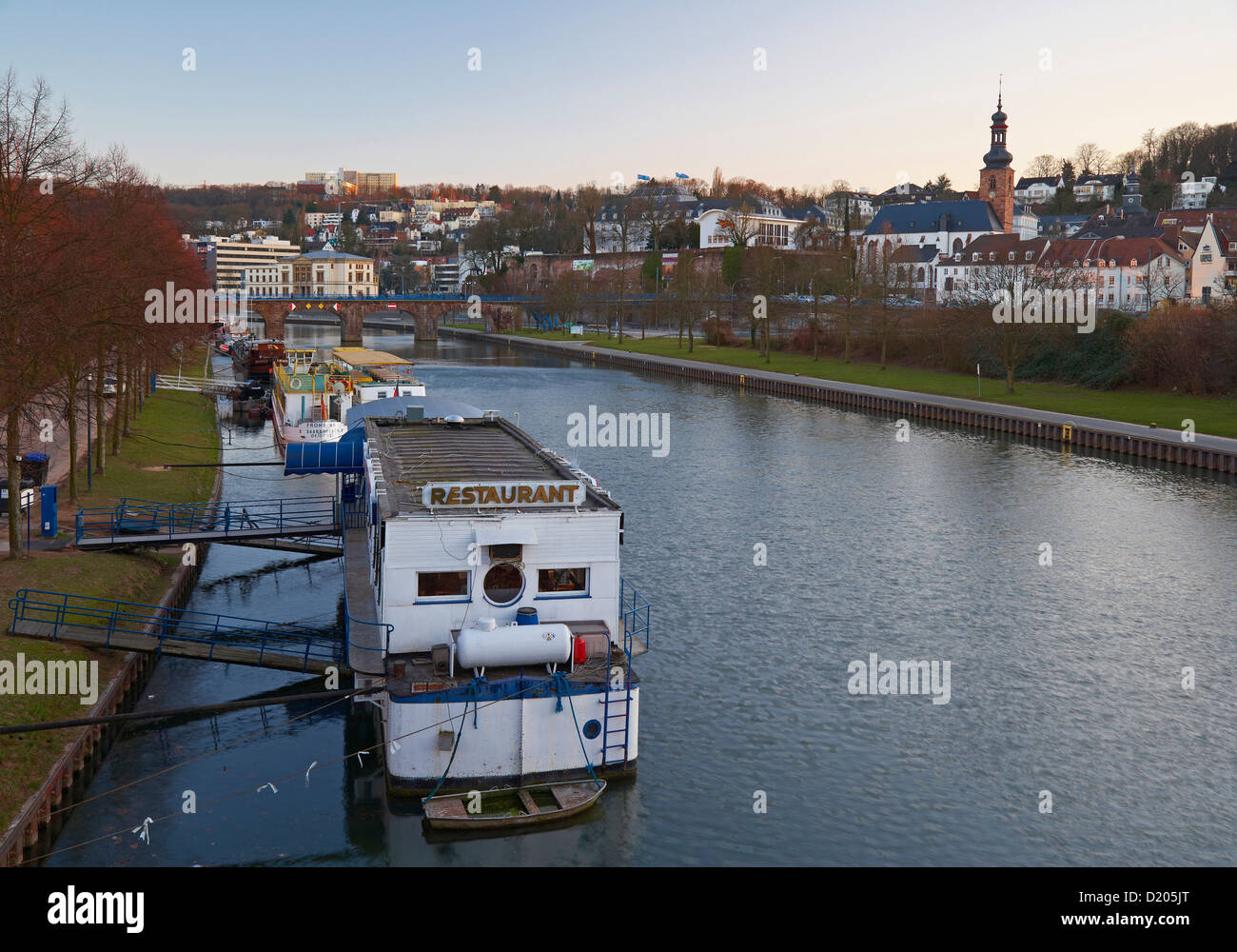 Vue de la rivière Saar avec Alte Bruecke, parlement de province, Landtag, château et église de château dans la soirée, Saarbruecken, Saarl Banque D'Images