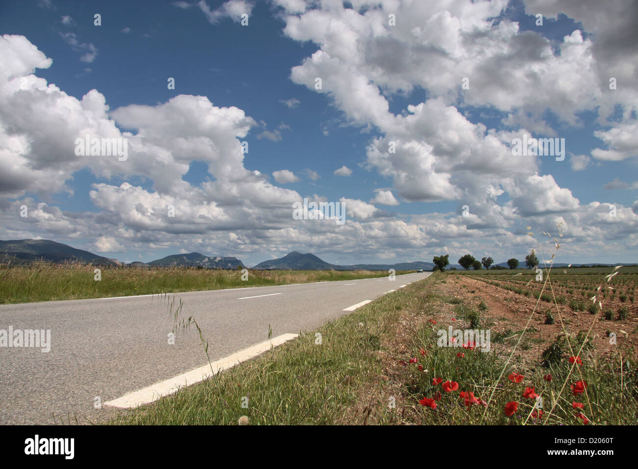 L'autoroute dans le sud de la France sur le Plateau de Valensole à Moustiers-Sainte-Marie en Provence Banque D'Images