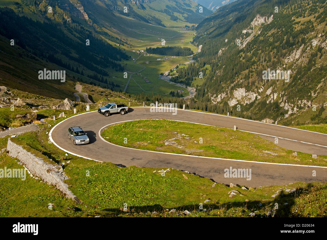 Virages en épingle de la route du col du Klausen avec vue vers l'Urnerboden dans la vallée, canton d'Uri, Suisse Banque D'Images