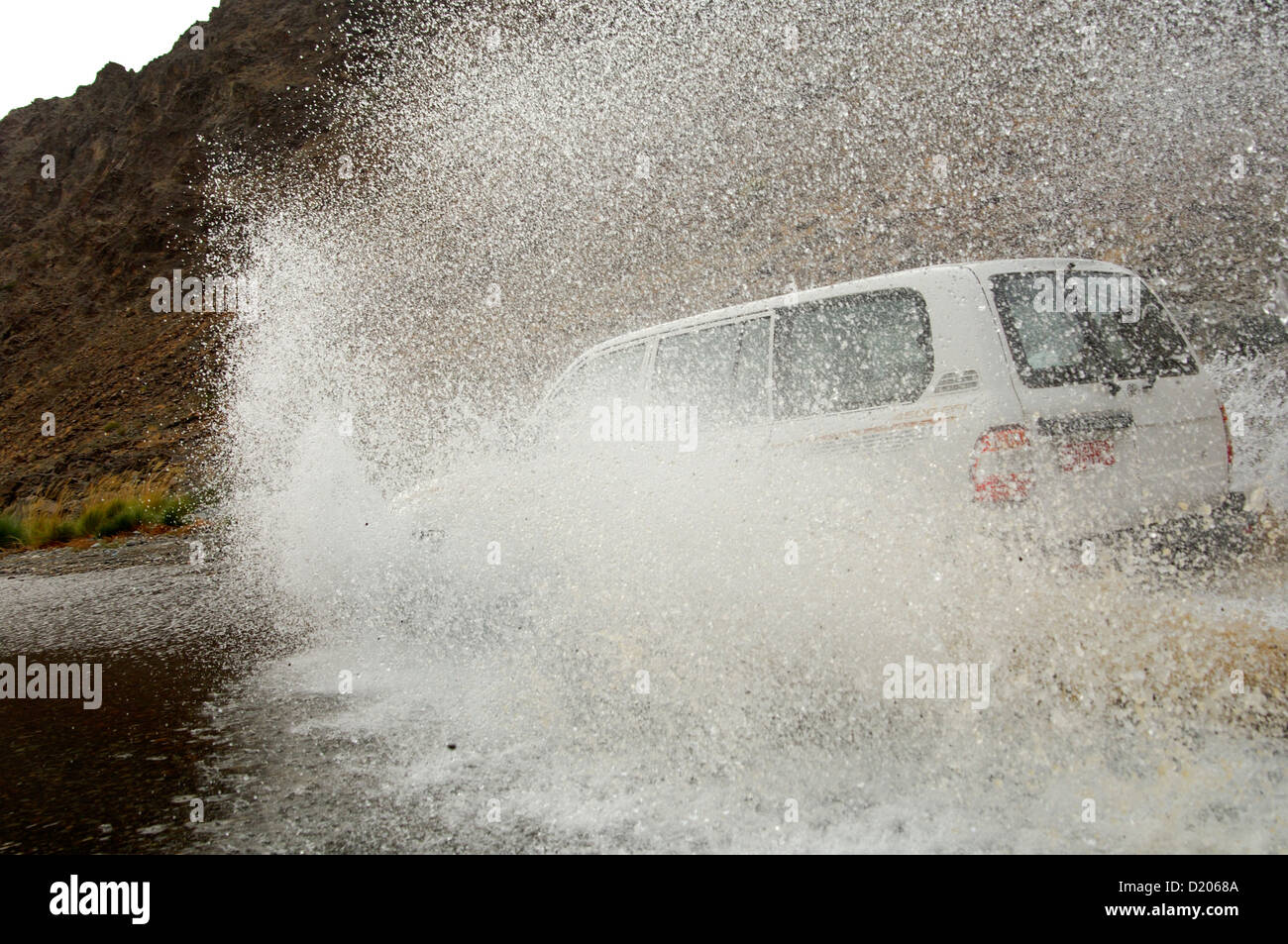 Wadi Bashing, Toyota véhicule hors route précipiter dans des flaques à Wadi Al Abyad, Al Batinah Région, Sultanat d'Oman Banque D'Images