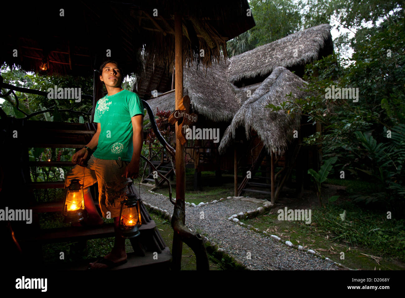 Un jeune homme avec des lanternes à pétrole l'Cotococha Lodge, Rio Napo, Equateur, Amérique du Sud, Amazone Banque D'Images