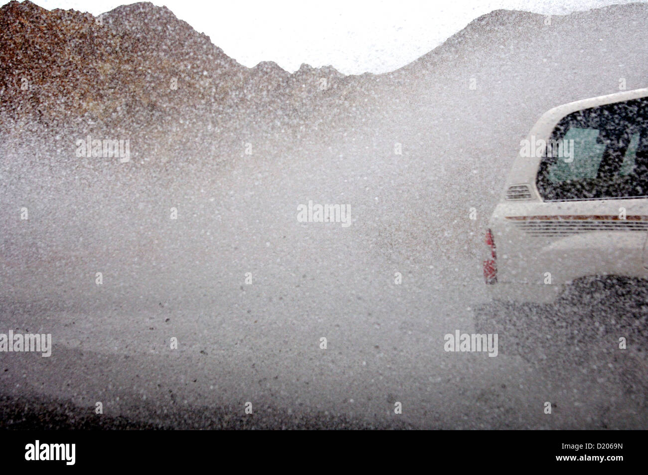 Wadi Bashing, Toyota véhicule hors route précipiter dans des flaques à Wadi Al Abyad, Al Batinah Région, Sultanat d'Oman Banque D'Images