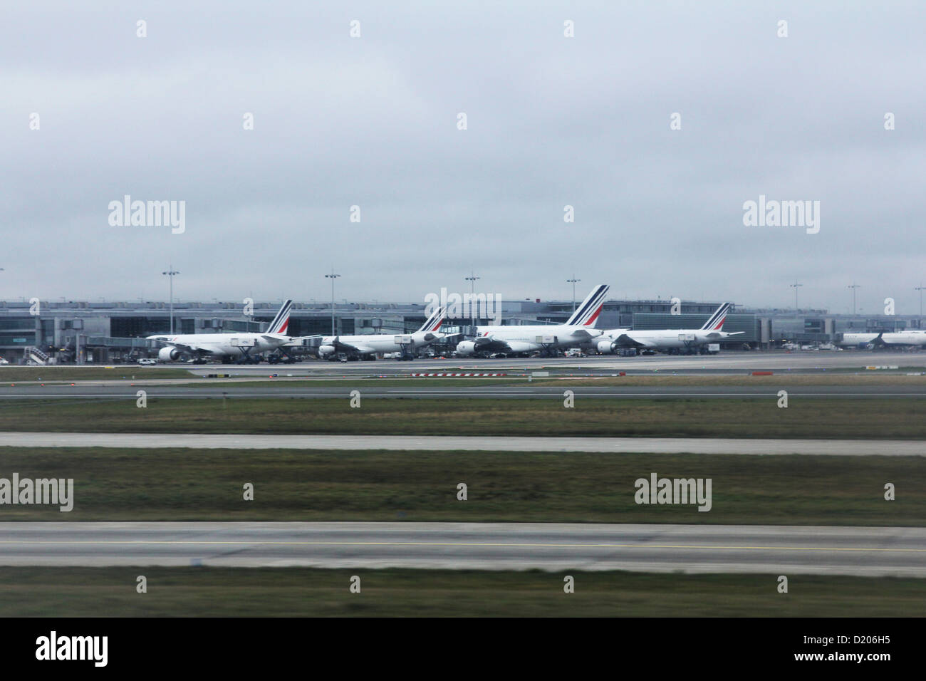 PARIS - Novembre 04 : Charles de Gaulle, les avions en attente d'embarquement des passagers Banque D'Images