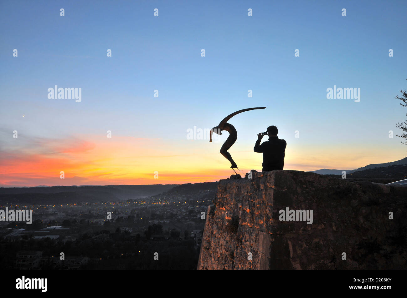 Man taking photo de statue au coucher du soleil, Saint-Paul-de-Vence, Côte d'Azur, France, Europe du Sud Banque D'Images