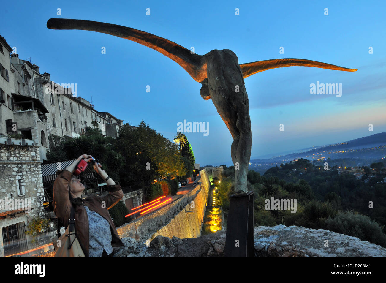 Woman taking photo d'une statue dans la soirée, Saint-Paul-de-Vence, Côte d'Azur, France, Europe du Sud Banque D'Images