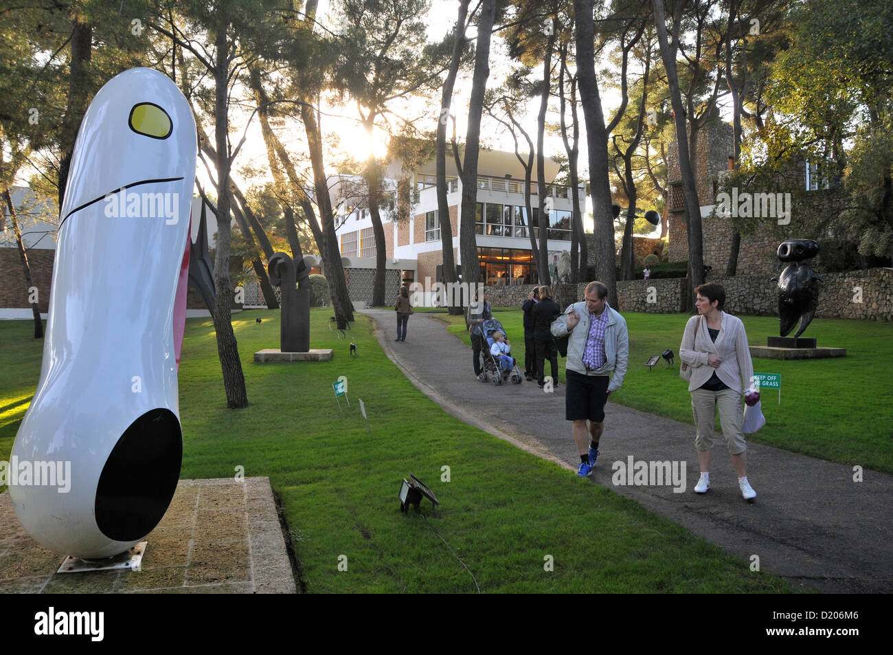 Les gens au jardin de sculptures du musée Fondation Maeght, Saint-Paul-de-Vence, Côte d'Azur, France, Europe du Sud Banque D'Images