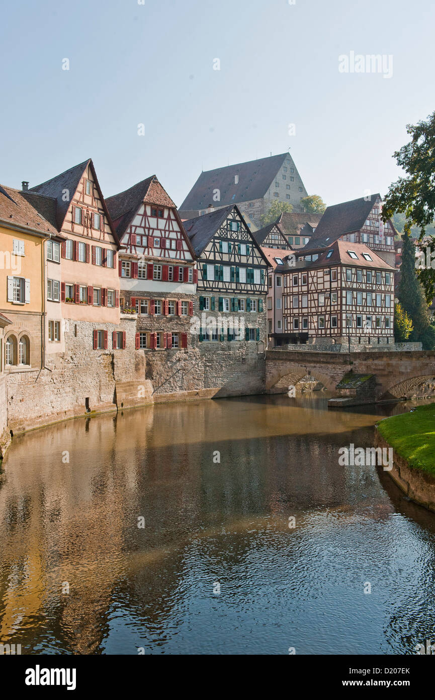 Vieille ville de Schwaebisch Hall, maisons à côté de la rivière Kocher, Bade-Wurtemberg, Allemagne Banque D'Images