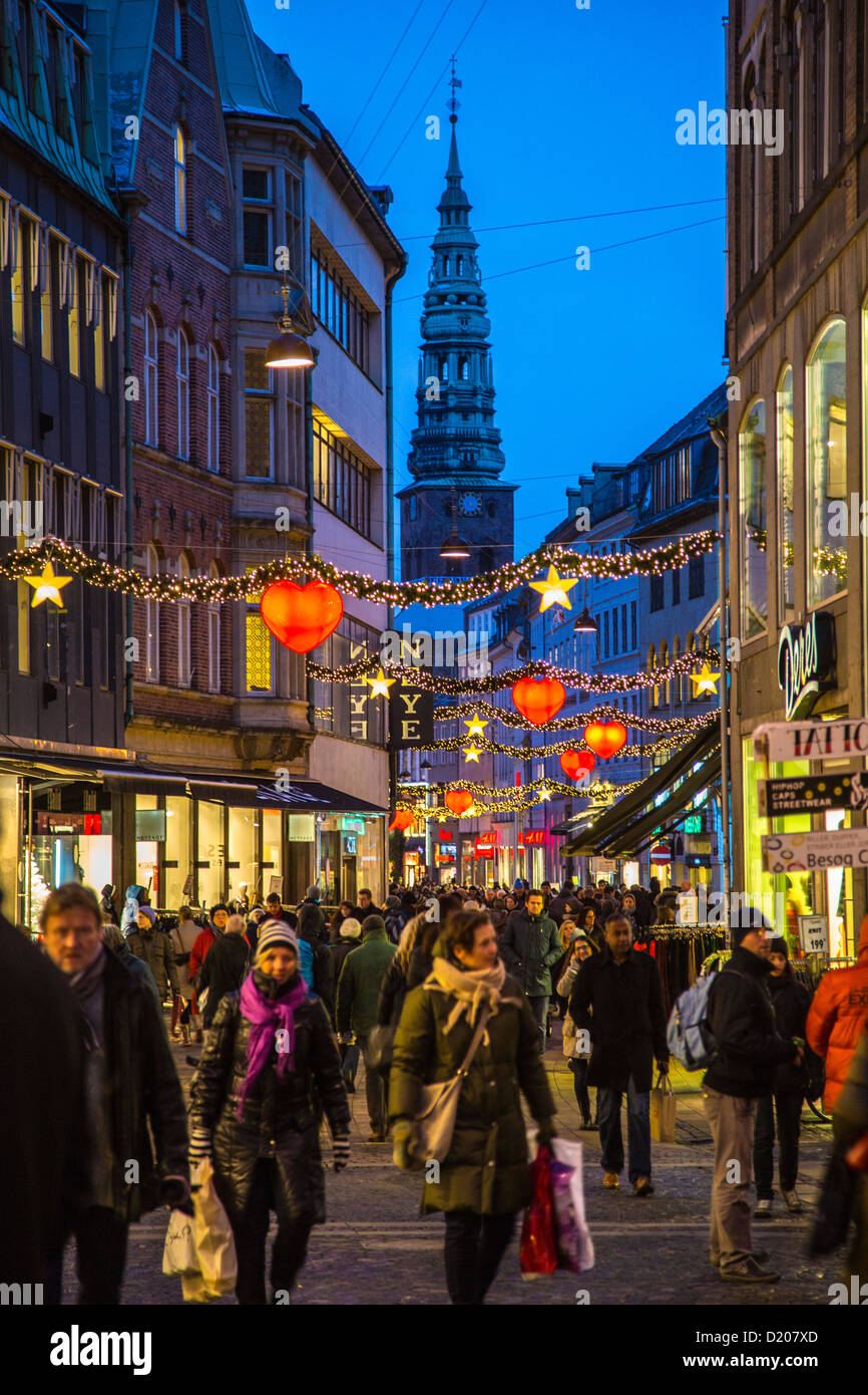 Rue commerçante, centre-ville, décoration de Noël, boutiques, shopping de Noël, illumination, Copenhague, Danemark, Europe. Banque D'Images