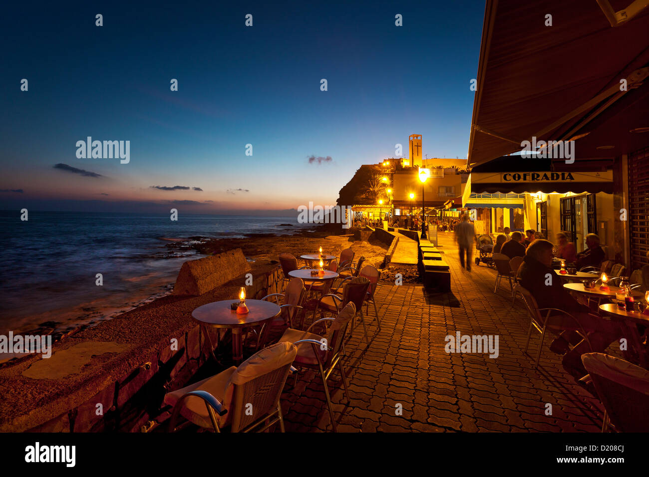 Le restaurant éclairé à la promenade de bord de mer, Morro Jable, Jandia peninsula, Fuerteventura, Îles Canaries, Espagne Banque D'Images