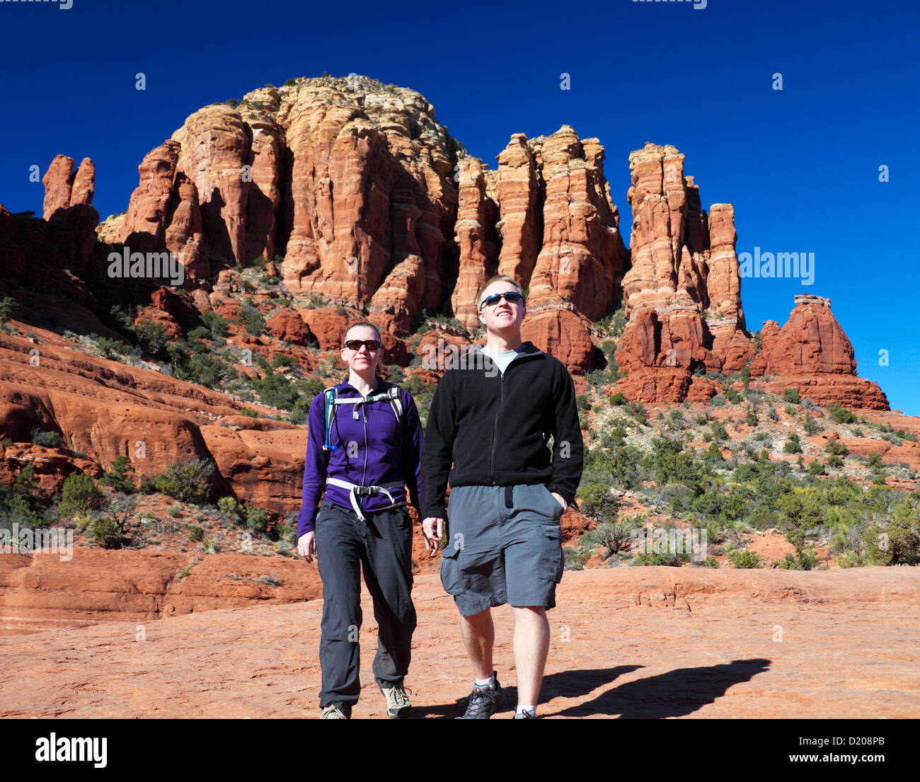 Couple randonnée au point de poulet à Sedona, Arizona Banque D'Images